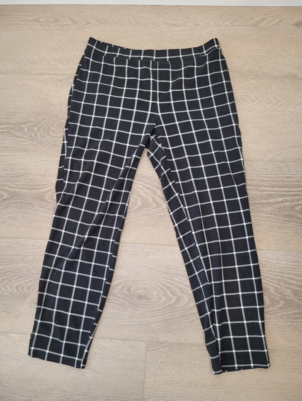 2/$20 HUE Black & White Plaid Pull Up PantSize: Large